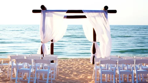Xu Hướng Tổ Chức Tiệc Cưới Bãi Biển Lãng Mạn: Bí Quyết Từ TuyeWedding