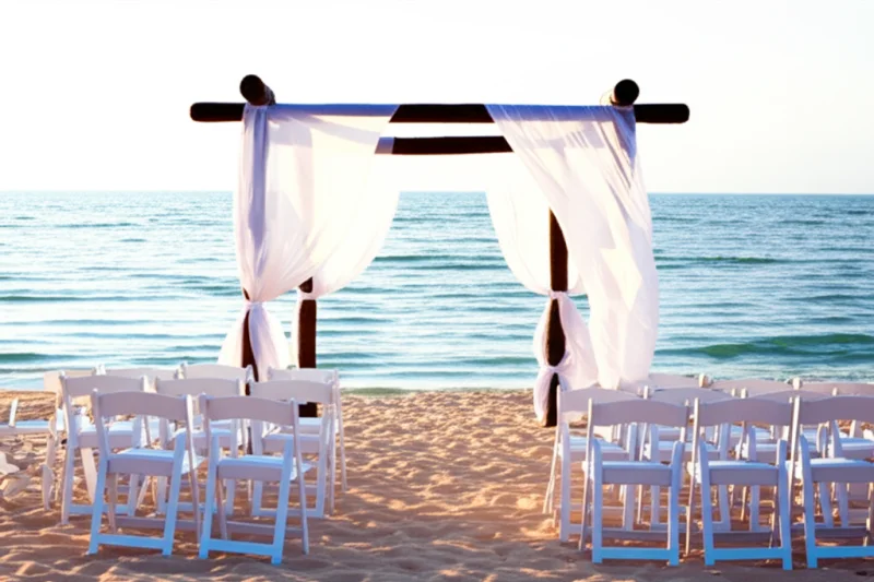 Xu Hướng Tổ Chức Tiệc Cưới Bãi Biển Lãng Mạn: Bí Quyết Từ TuyeWedding